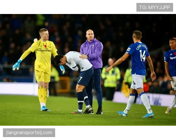 抱人算犯规吗？解读足球中“搂抱”动作的判罚标准
