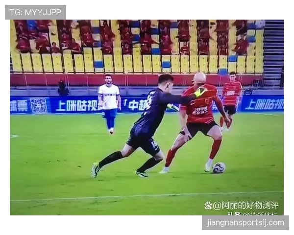 教练吃红牌后，球队必须少一人作战吗？