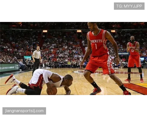 库兹马无球跑位撕裂换防，拉开空位三分命中率回升